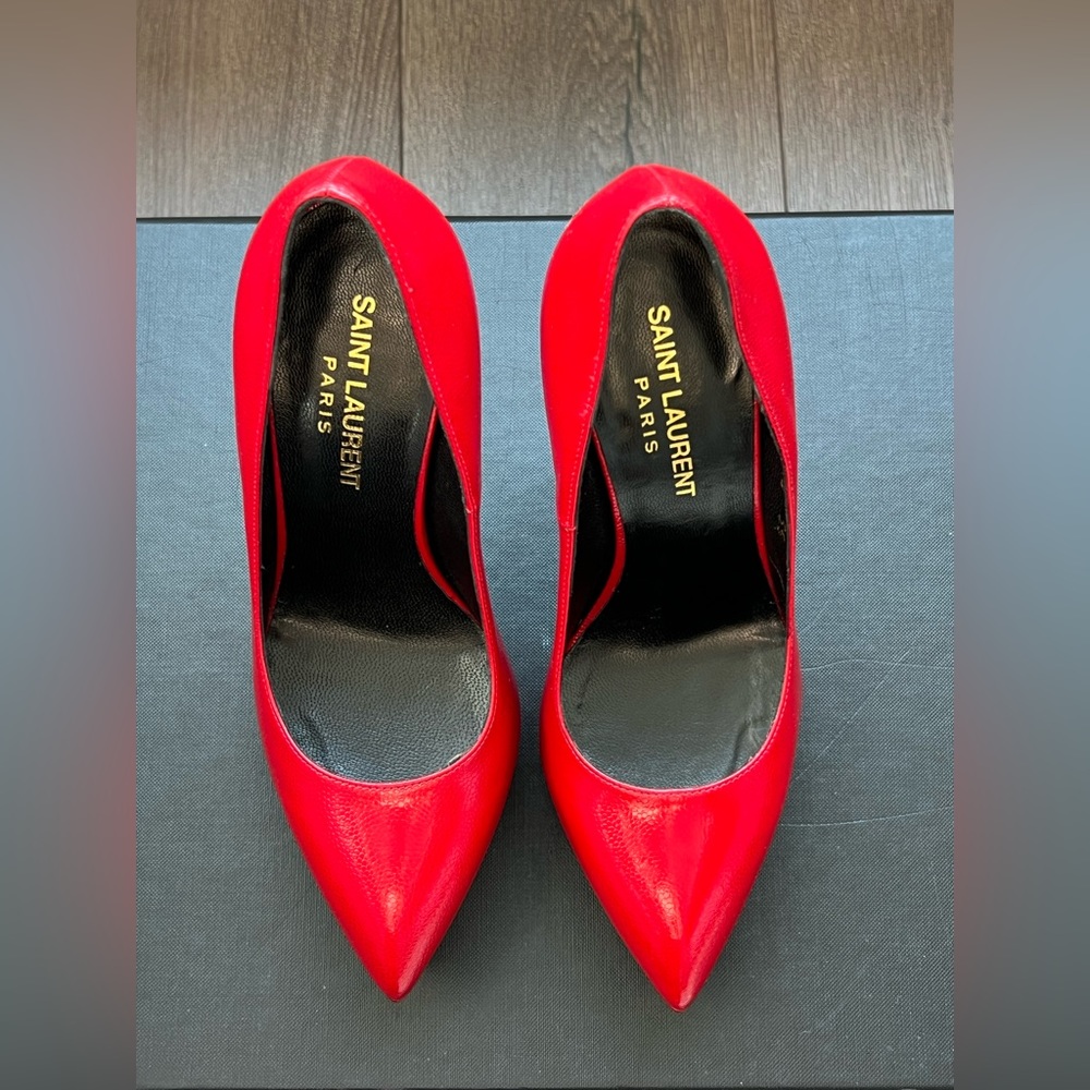 Like new - Authentic - Saint Laurent Red Pebbled Leather Janis Pumps